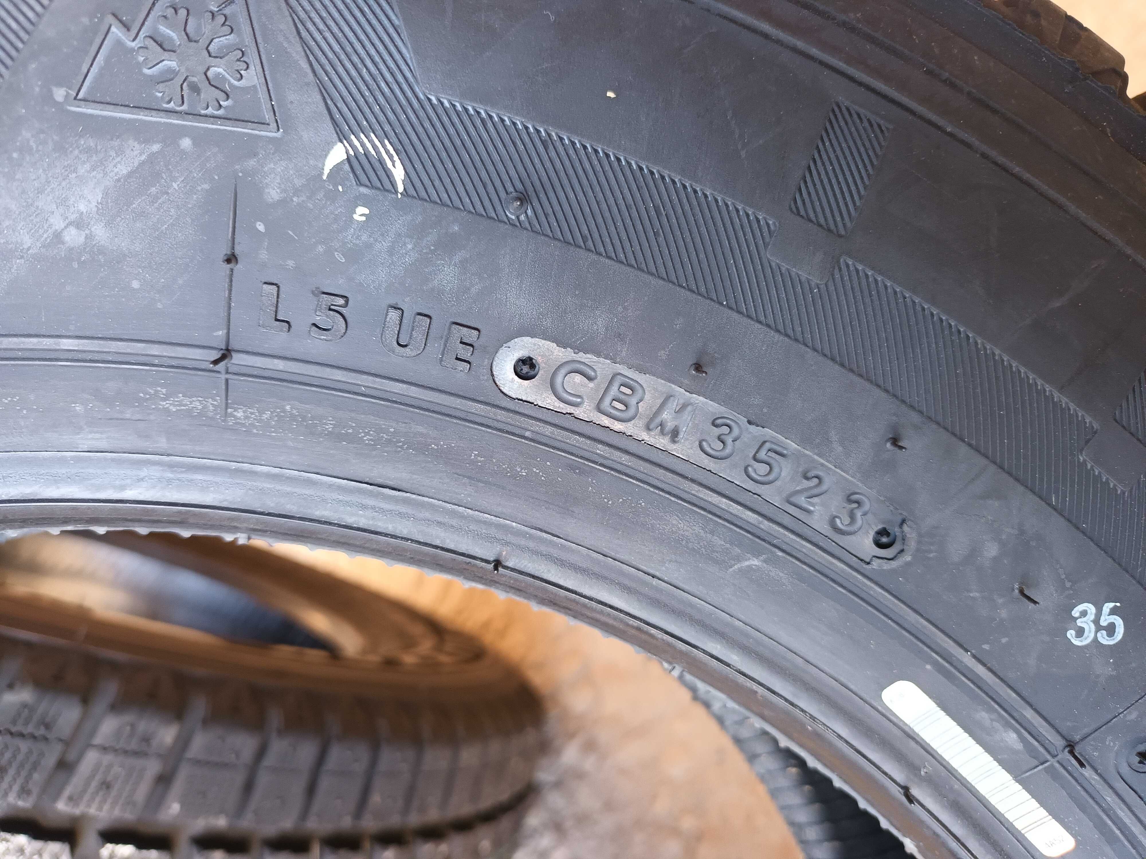 2 Нови бусови зимни гуми 215/65 R16C Bridgestone Blizzak W810 109/107T