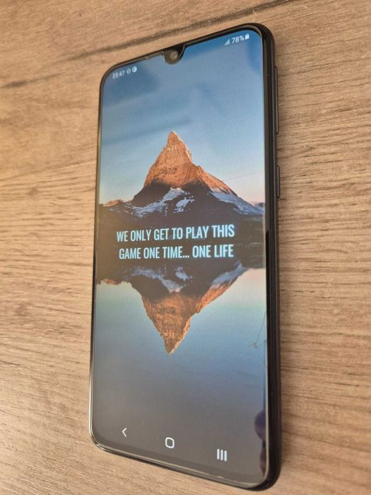 Samsung Galaxy A40 - запазен и напълно работещ