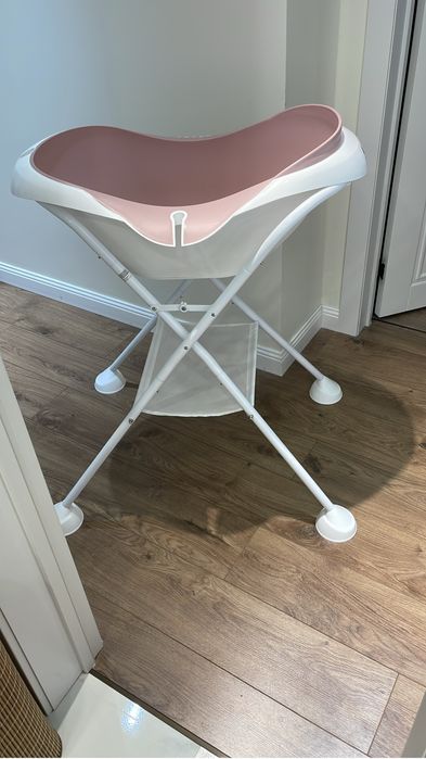 Продам ванночку с подставкой для купания малыша