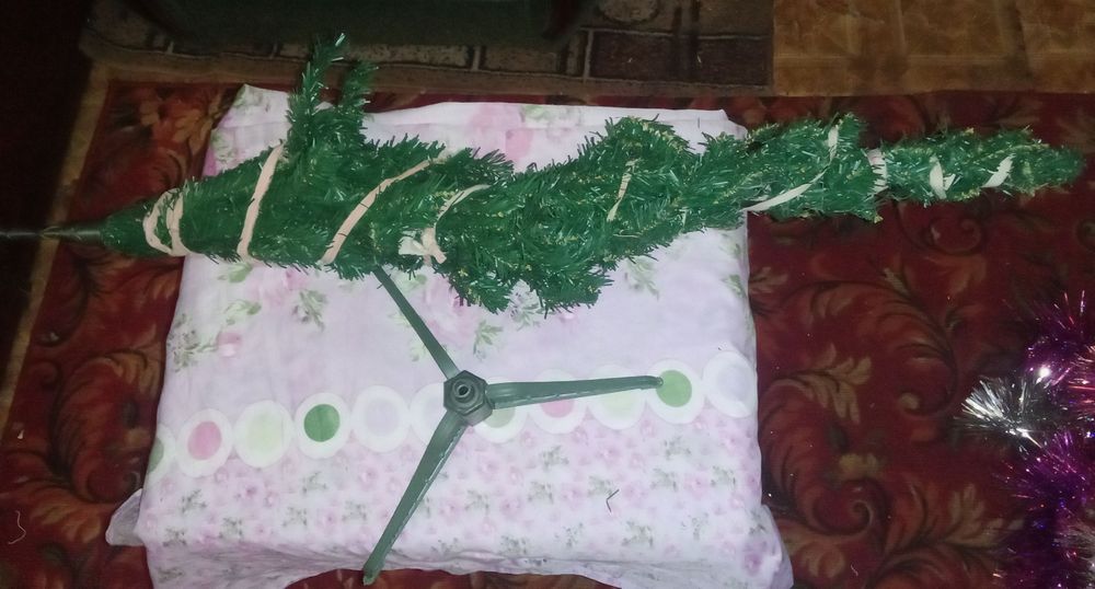 Ёлка и гирлянды б/у.