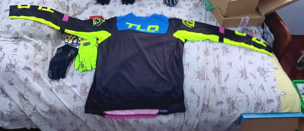 Tricouri Troyleedesigns