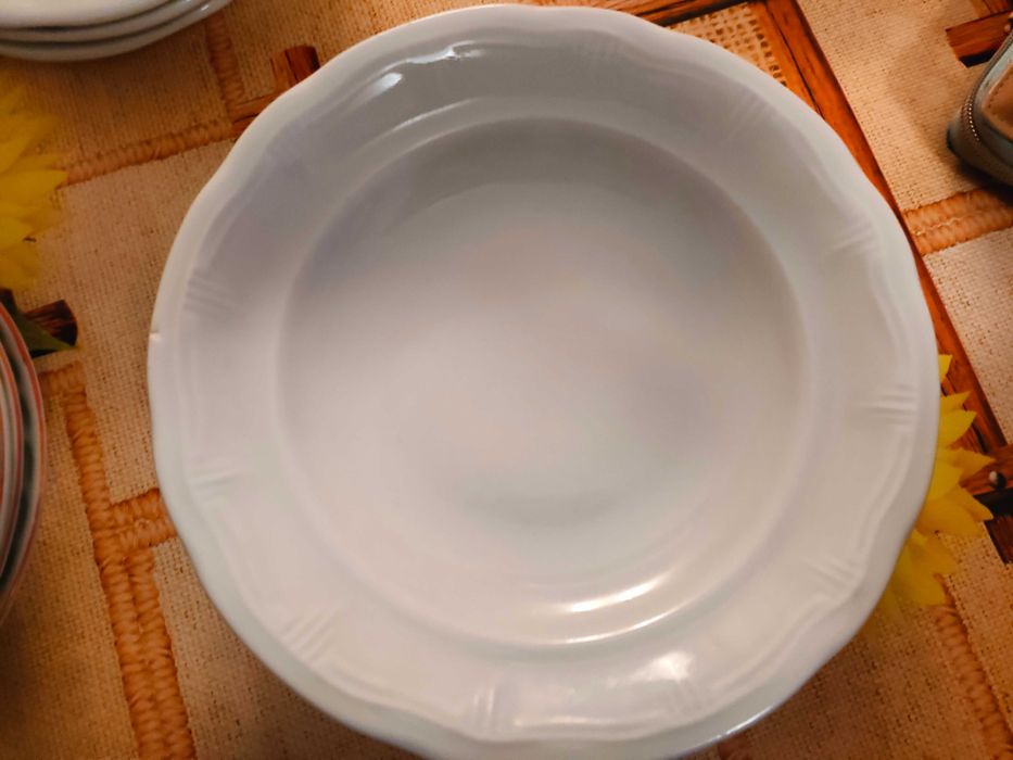 Старини порцеланови чинии за хранене