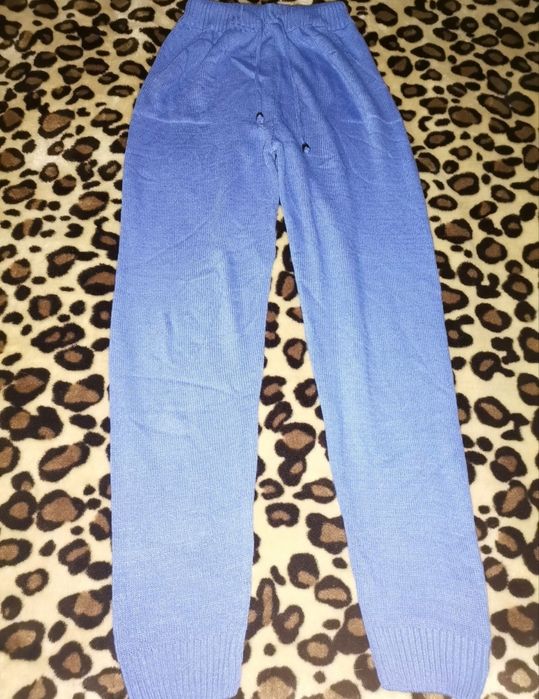 Trening mărimea S-M, din tricot stare foarte bună, de culoare albastra