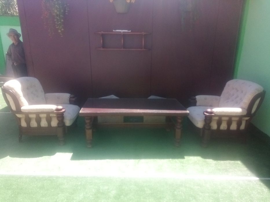 Masa cu doua scaune sí doua taburet ideál pentru living sau terasa aco