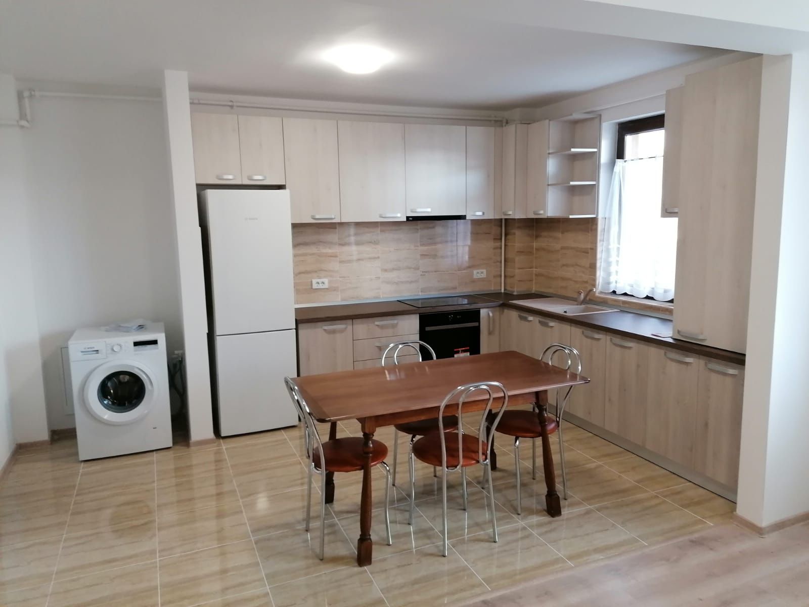 Închiriez apartament