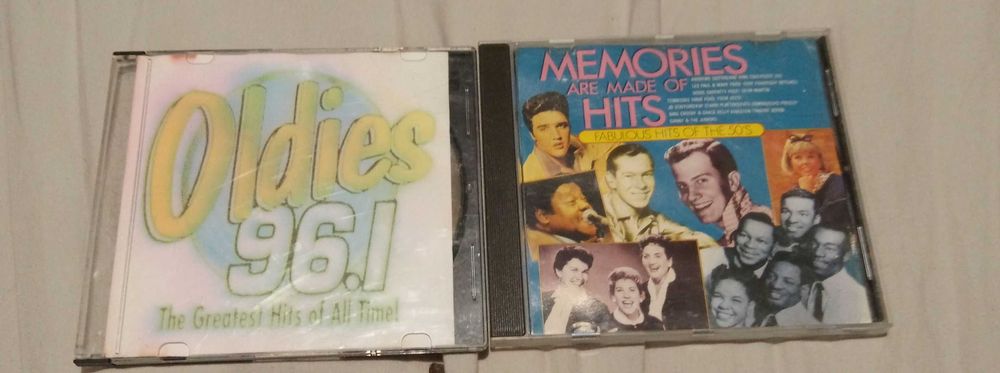 Два броя оригинални компакт дискове