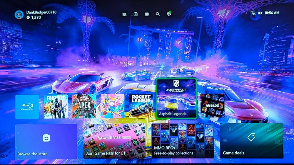 Consola joc XBOX One cu un controller si cateva jocuri instalate