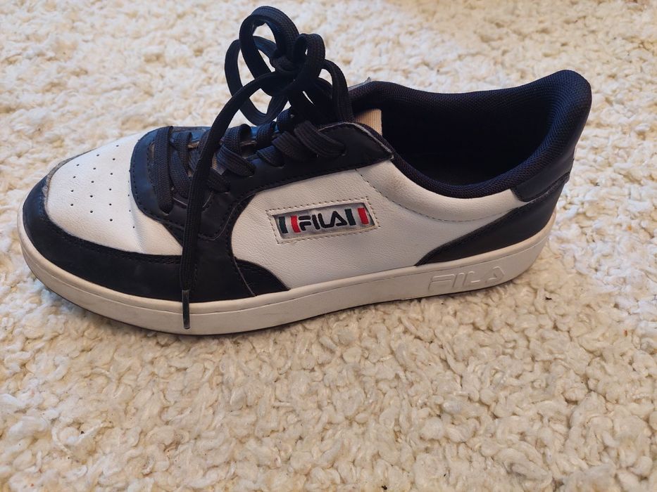 Vând adidasii Fila