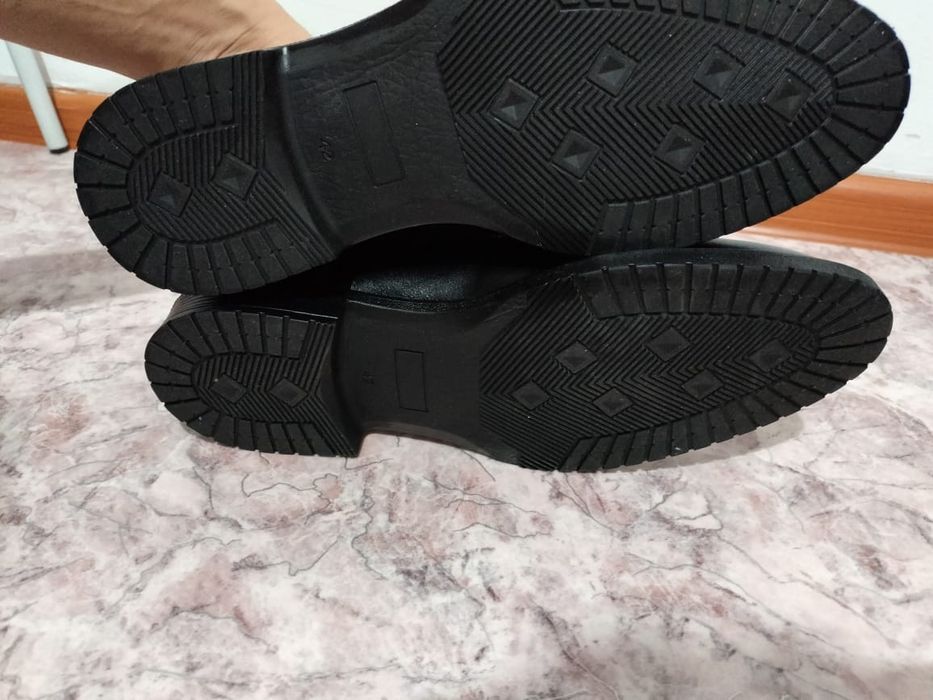 Продам новые чёрные туфли