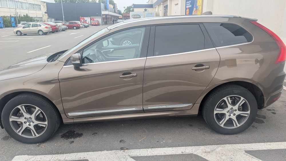 Vând Volvo XC60 D4 AWD 2014