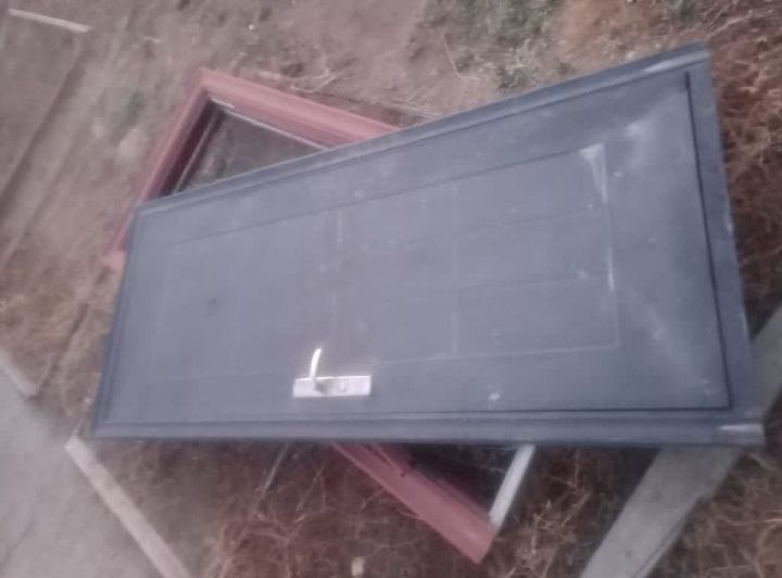 Дверь темного цвета