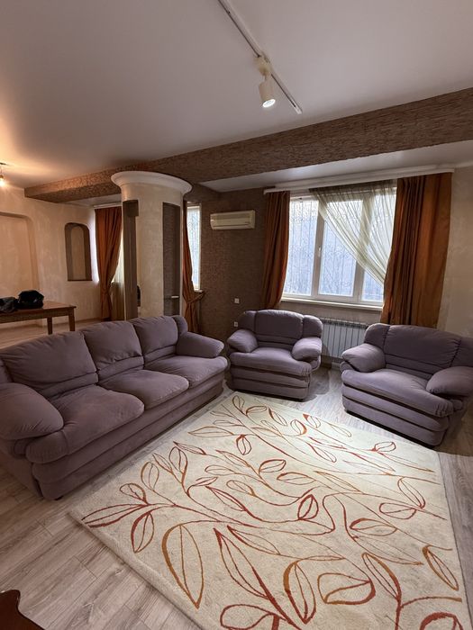 Мягкая мебель диван и два кресла.