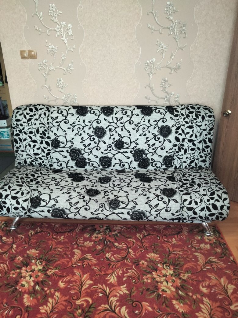 Продам диван  б/у чистый