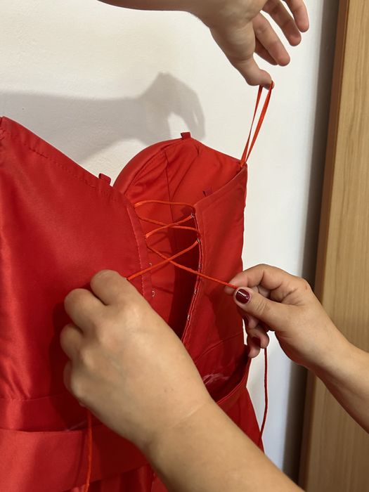 Vând rochie de ocazie+ pantofi cadou (rochia purtată doar la majorat)