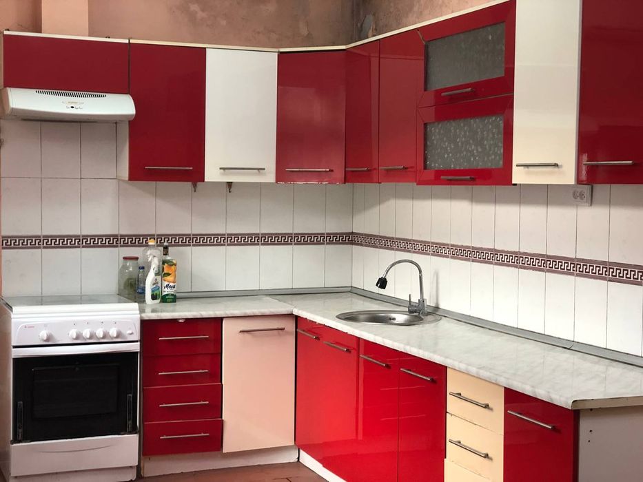 Oshxona mebeli sotiladi ideal holatda gaz plitasi bilan srochno