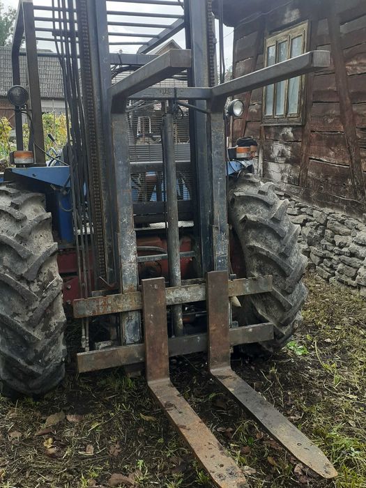 Stivuitor mulet în  tiranți la tractor