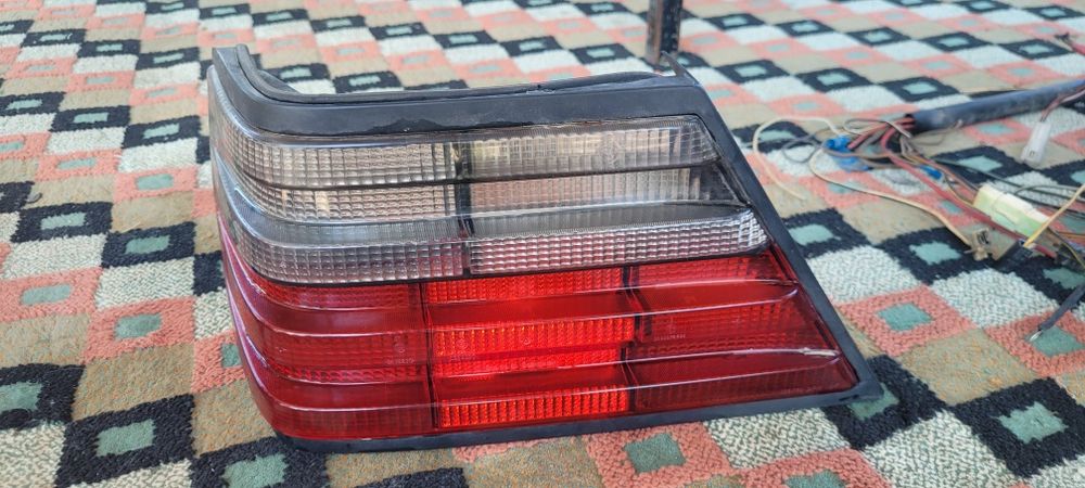 Продается левая фара 124 мерседес серого цвета