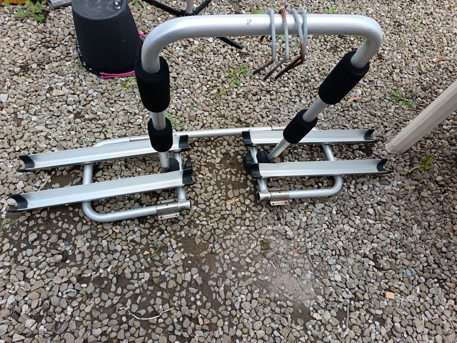 Vând suporți/suport biciclete pentru rulote