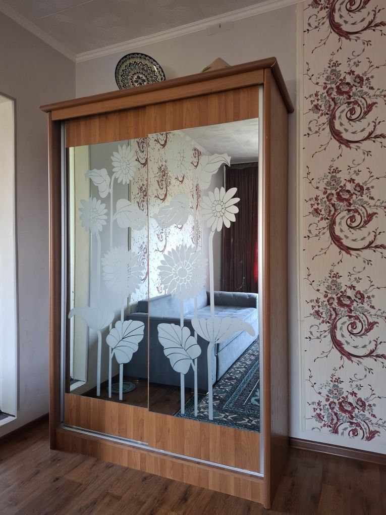 Срочно продаю шифонер купе