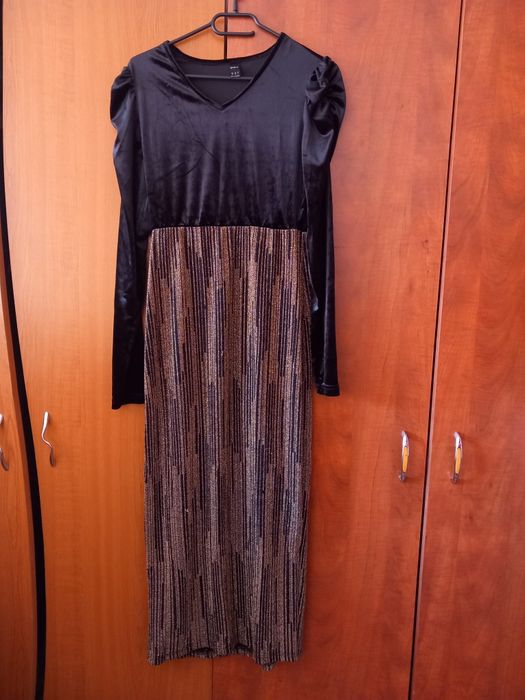 Vând rochie decentă în stare bună