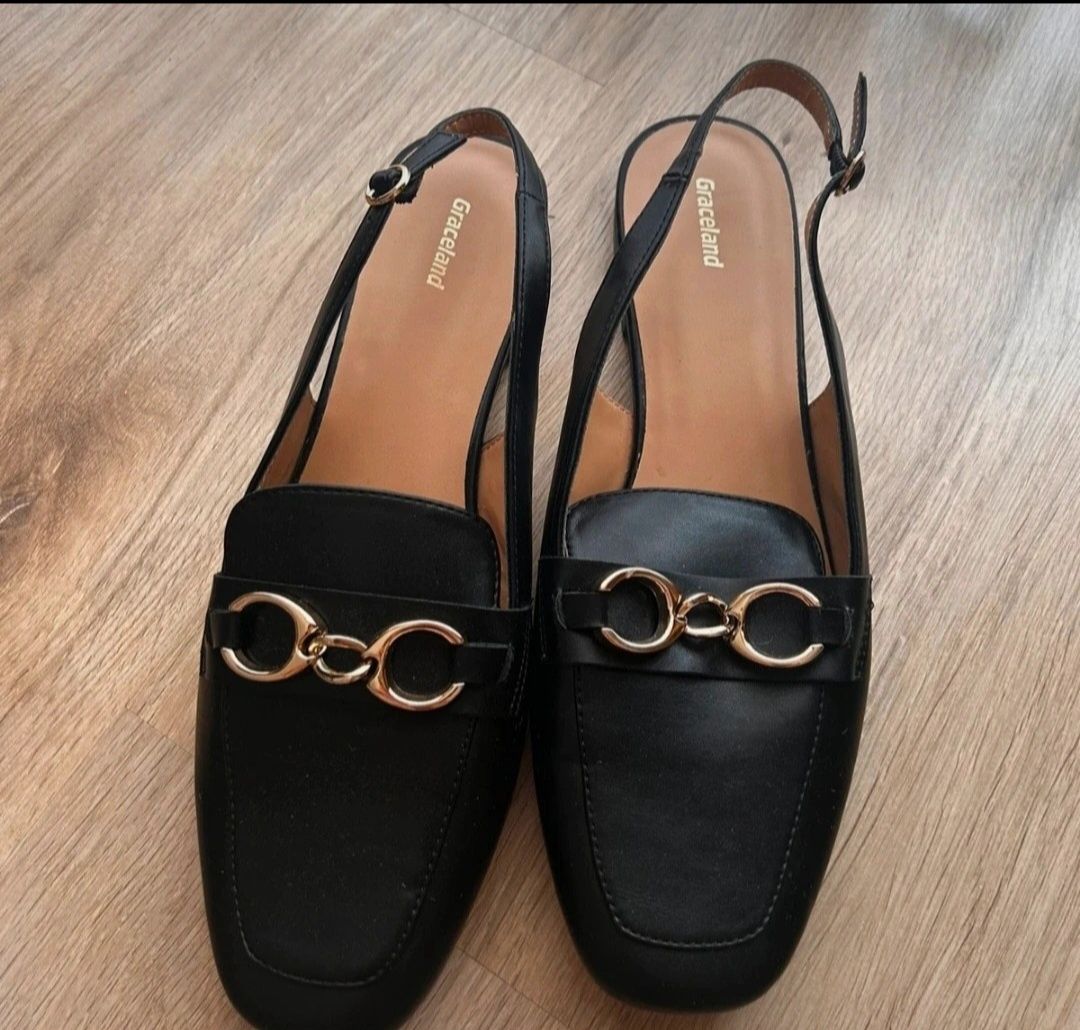 Vând mocasini de la Graceland noi,moderni.
