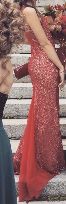 Червена бална рокля с прозрачен гръб пайети