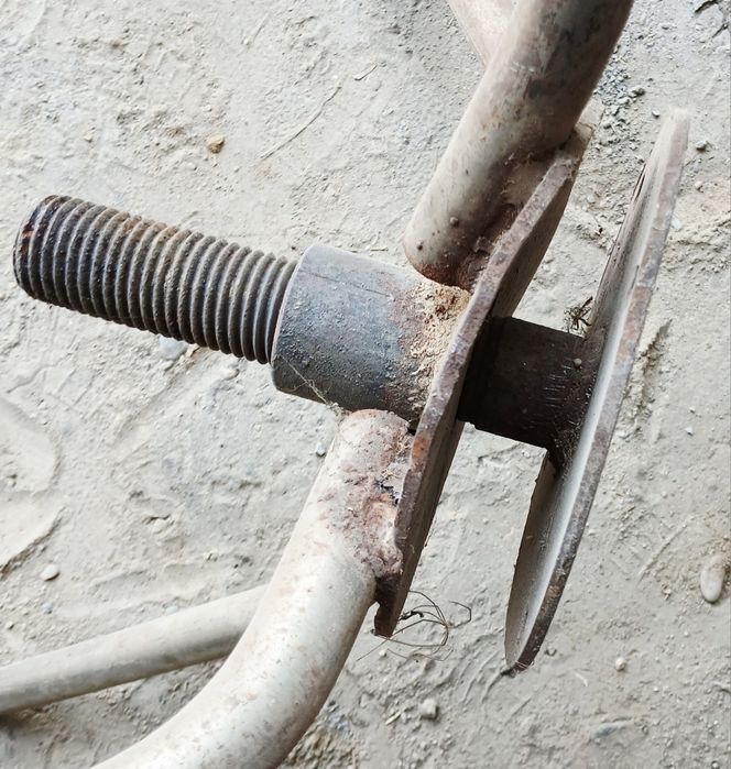 Металическая основа для стола.