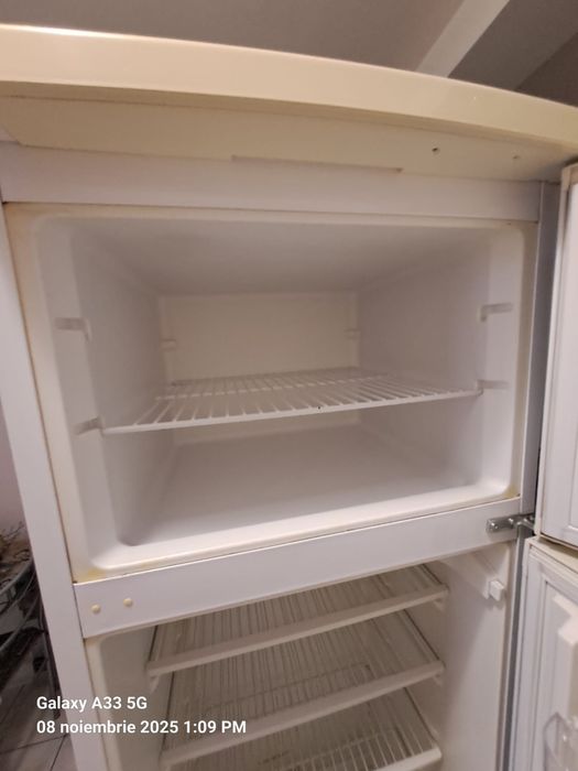 Vand frigider in stare buna putin utilizat