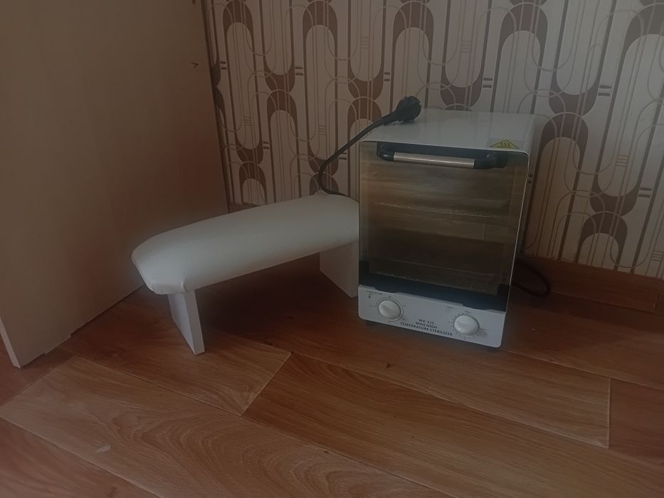 Сухожар и подставка для рук в маникюре