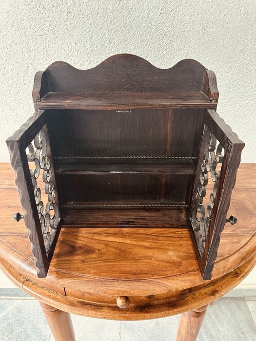 Ръчно изработен стенен шкаф с метлни релефни орнаменти на вратите