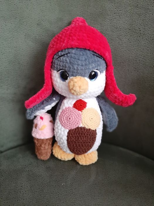 Ръчно плетена играчка пингвин амигурум