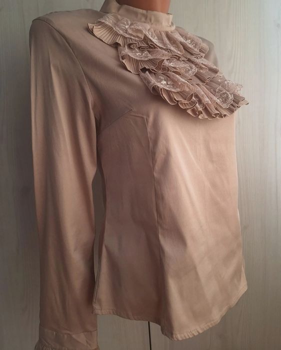 Bluză elegantă cu volane și dantelă