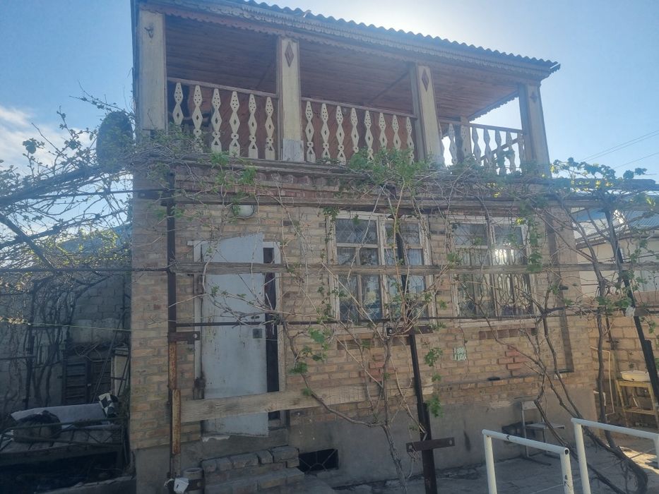 Продаётся дача  Зарафшан уазис 6 соток территория 2 этажа 3 комнаты