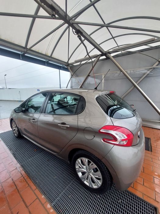 Peugeot 208 2012