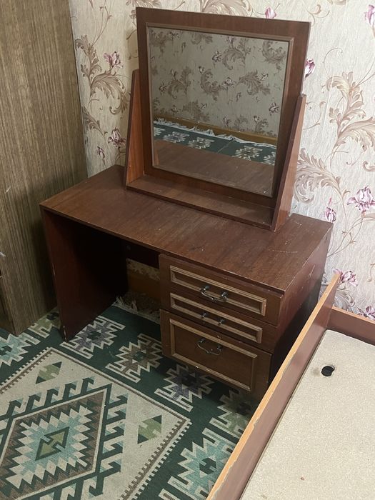 Письменный стол с зеркалом