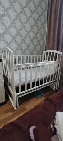 Продаётся детская кроватка с маятником состояние хорошее 30000тенге .