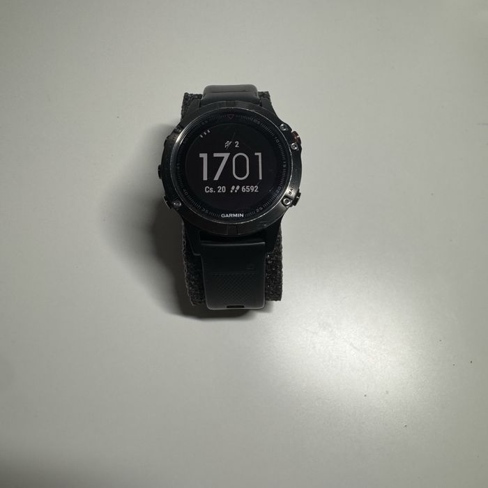 Garmin Fenix 5 •