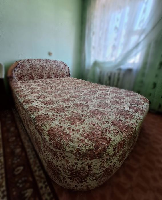 Двуспальная кровать с подъемным механизмом