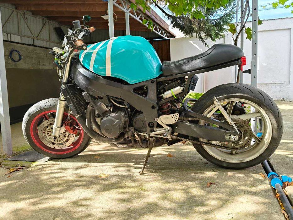 Honda CBR900RR SC28 - cafe racer / streetfighter / custom