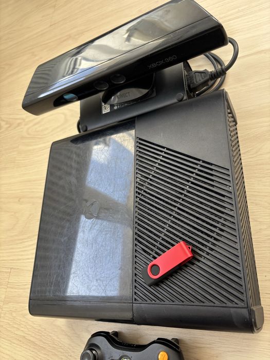 Xbox 360 E, Modat, 500GB, senzor Kinect, maneta