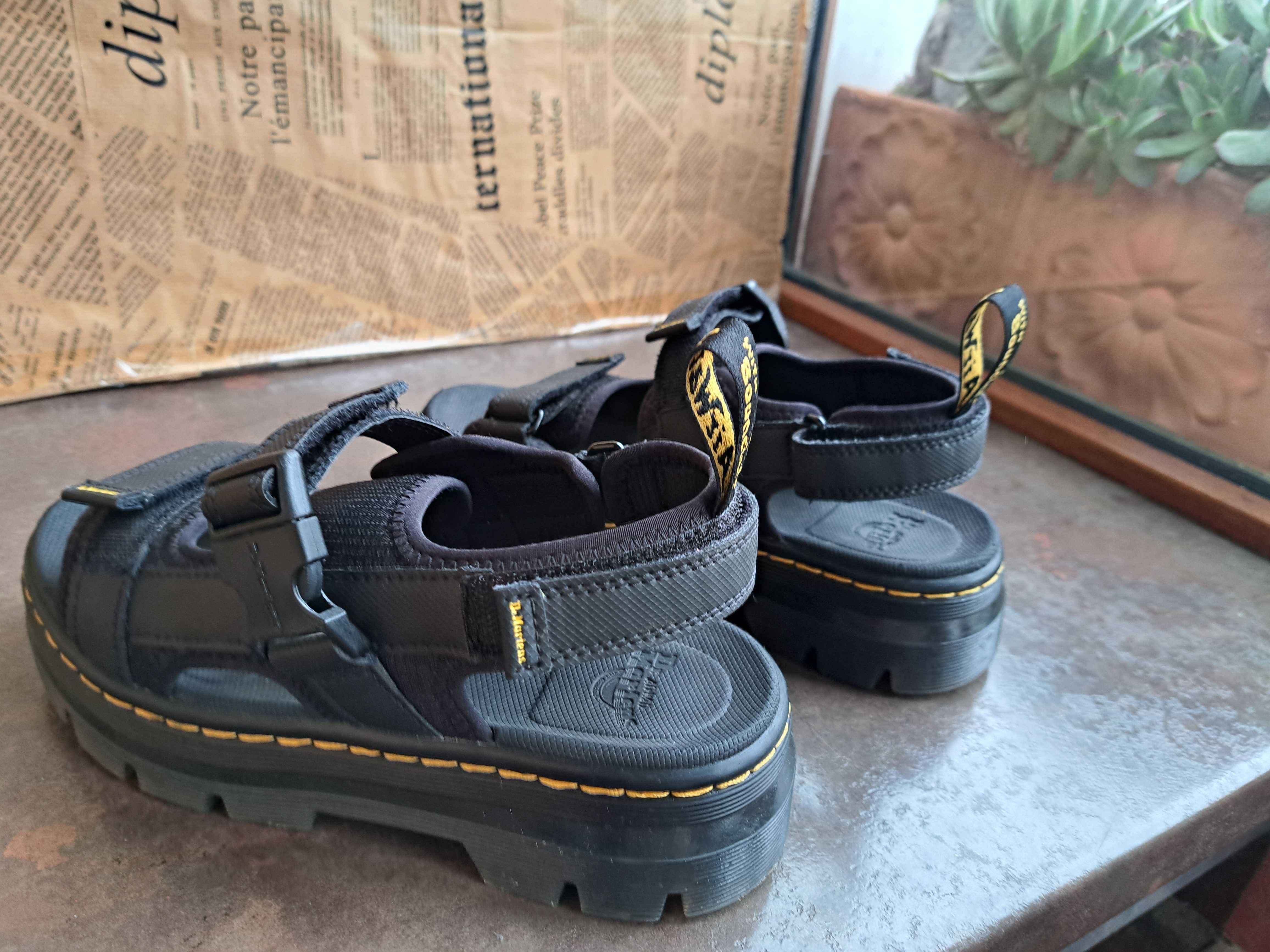 НОВИ!dr Martens черни кожени сандали.летни обувки