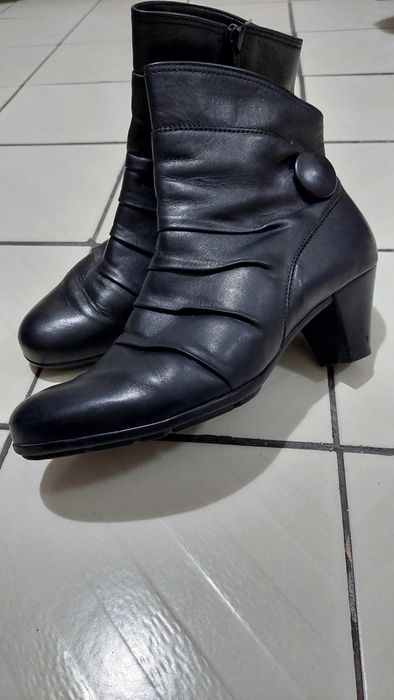 Елегантни дамски боти естествена кожа