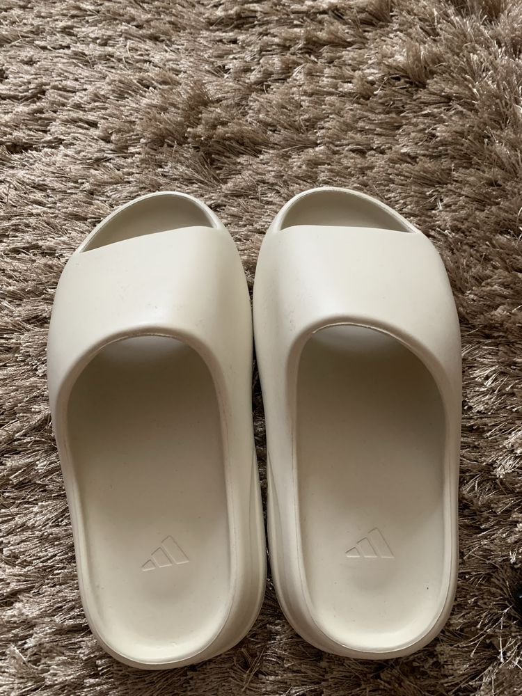 Yeezy Slide size 37.5