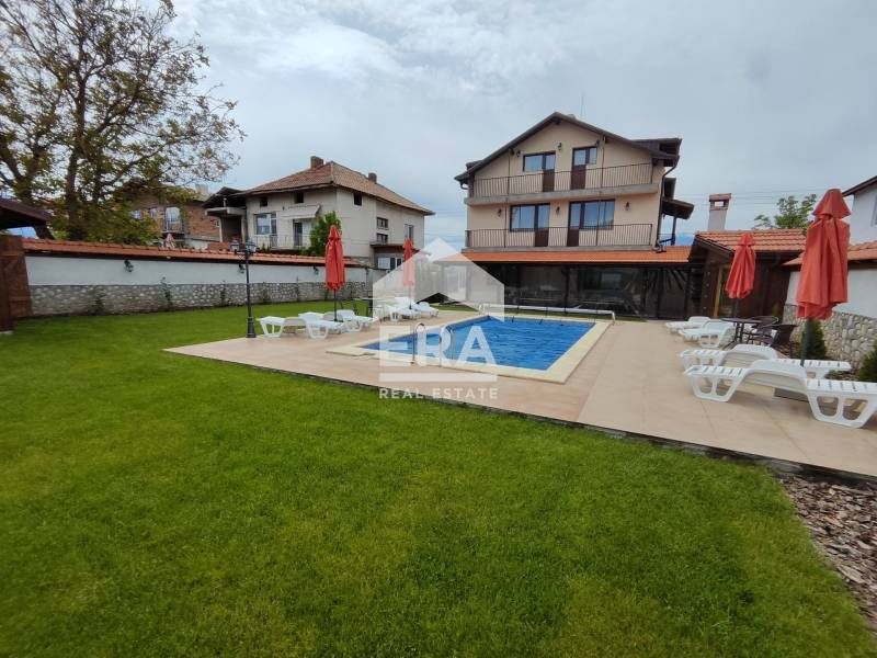 Къща за гости с басейн в с. Баня