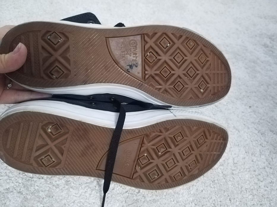 Tenesi Converse aproape noi