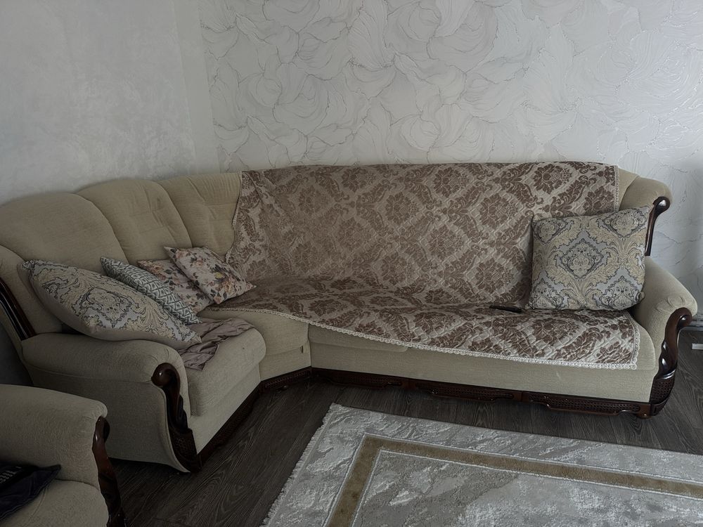 Продам диван с креслом из дерева