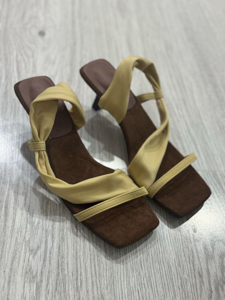 Продаю босоножки женские новые 38 рр