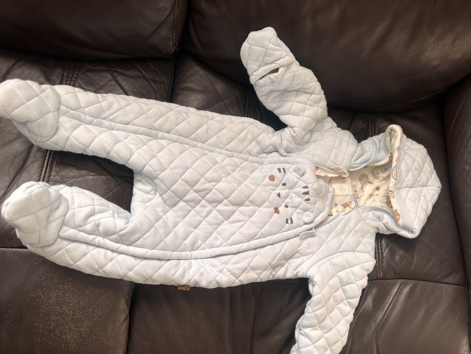 Vand combinizoane bebe in stare foarte buna