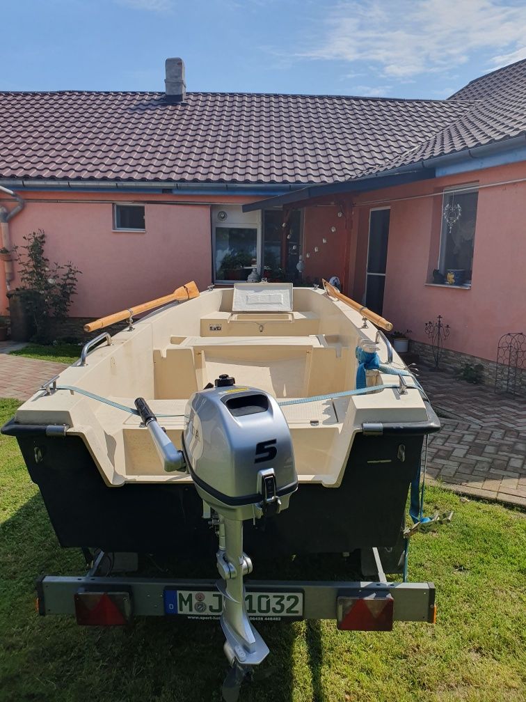 Barcă din fibră cu motor