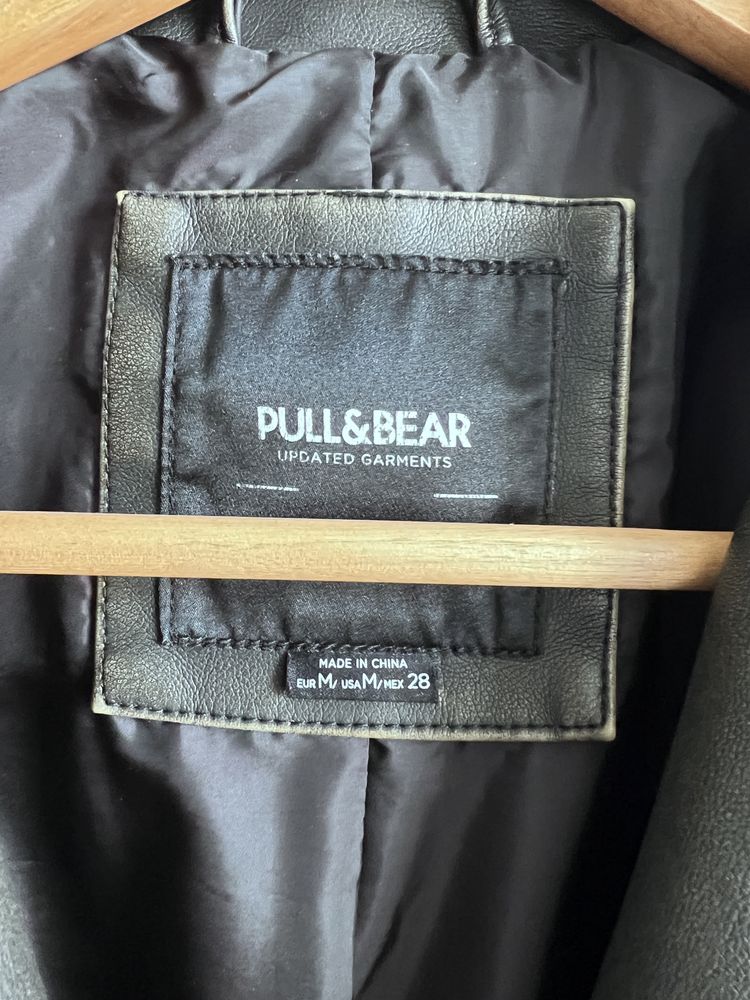 Vand geaca de piele PULL AND BEAR NOUA